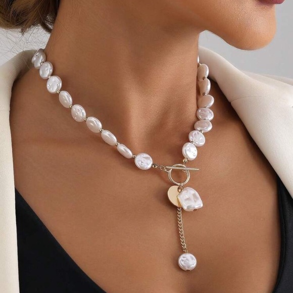Elegant Pearl Necklace with Gold Accents - Picture 3 of 6